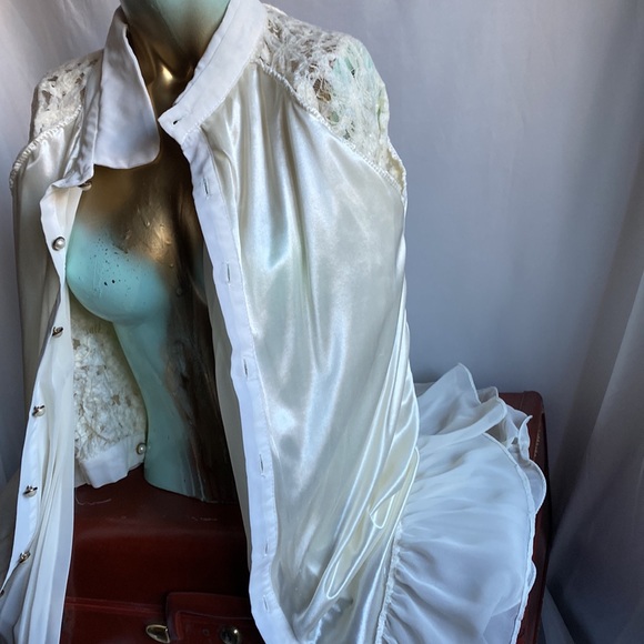 Vintage Off white pleated blouse with pearl buttons - Picture 10 of 17